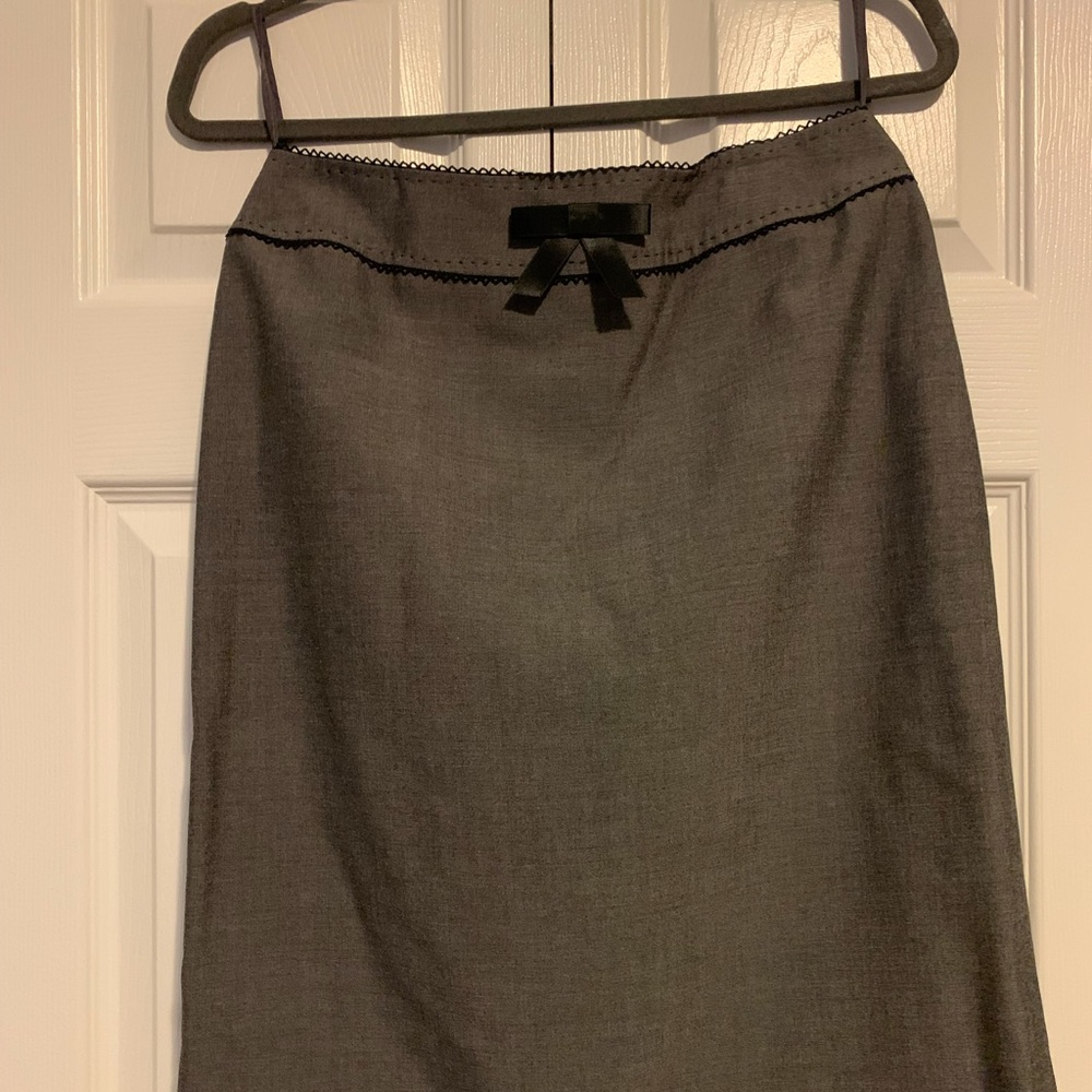 Tahari suit. Blazer and skirt size 6. Perfect conditions.